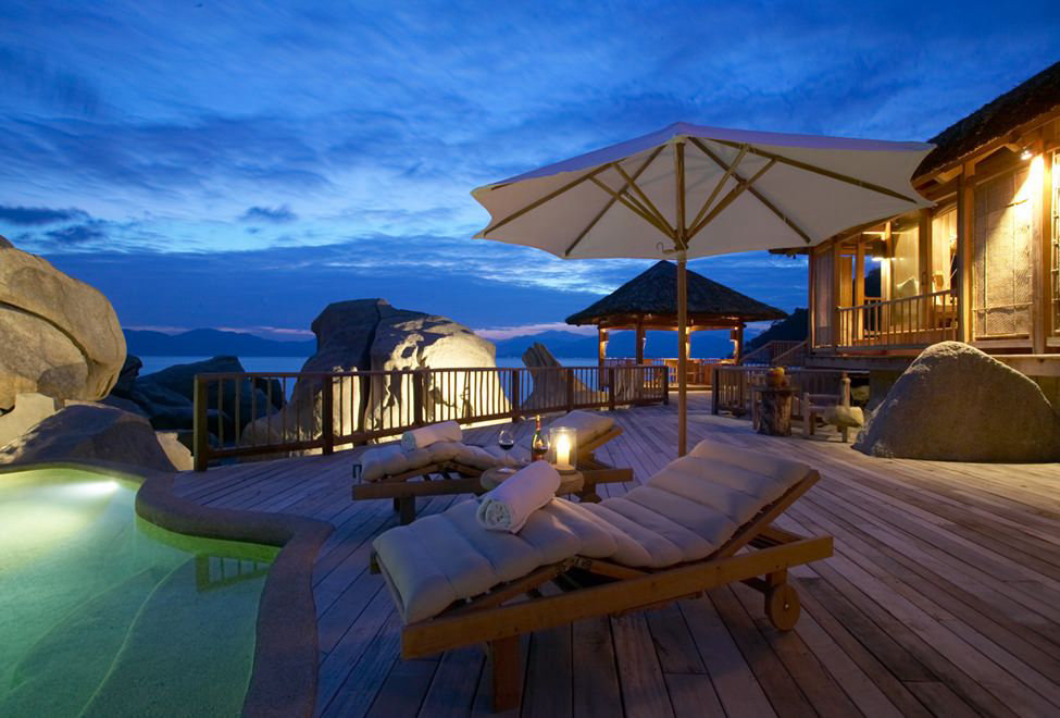 ニンバン975x660_31_presidential_villa_pool4.jpg