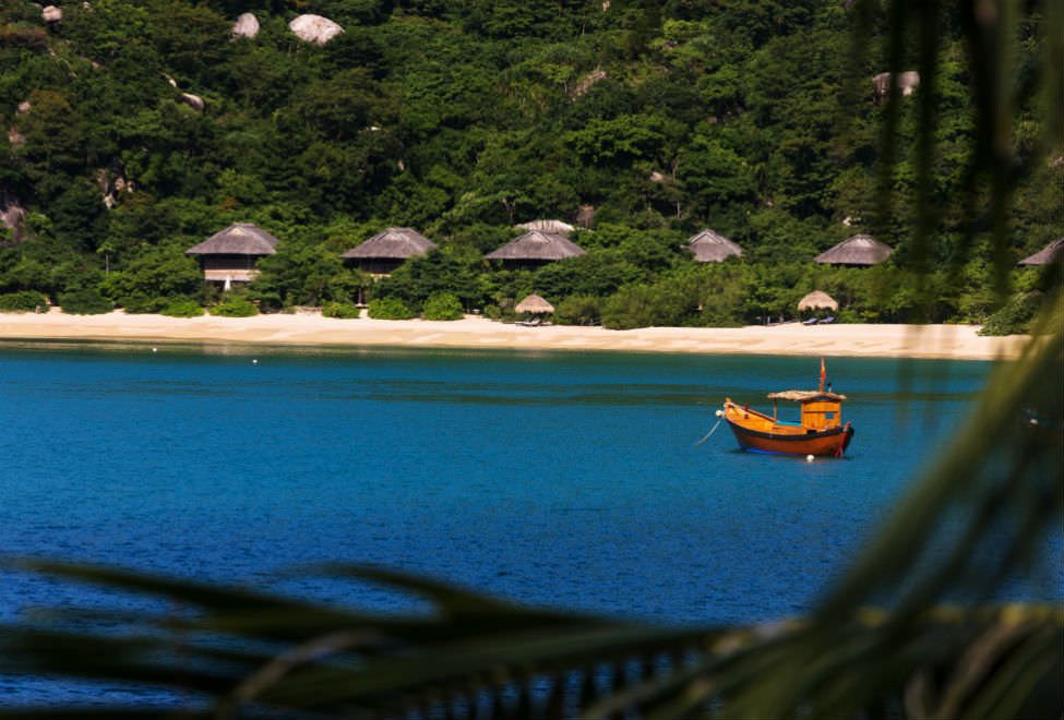 ニンバン975x660_beach_villas_from_distance_300x185.jpg
