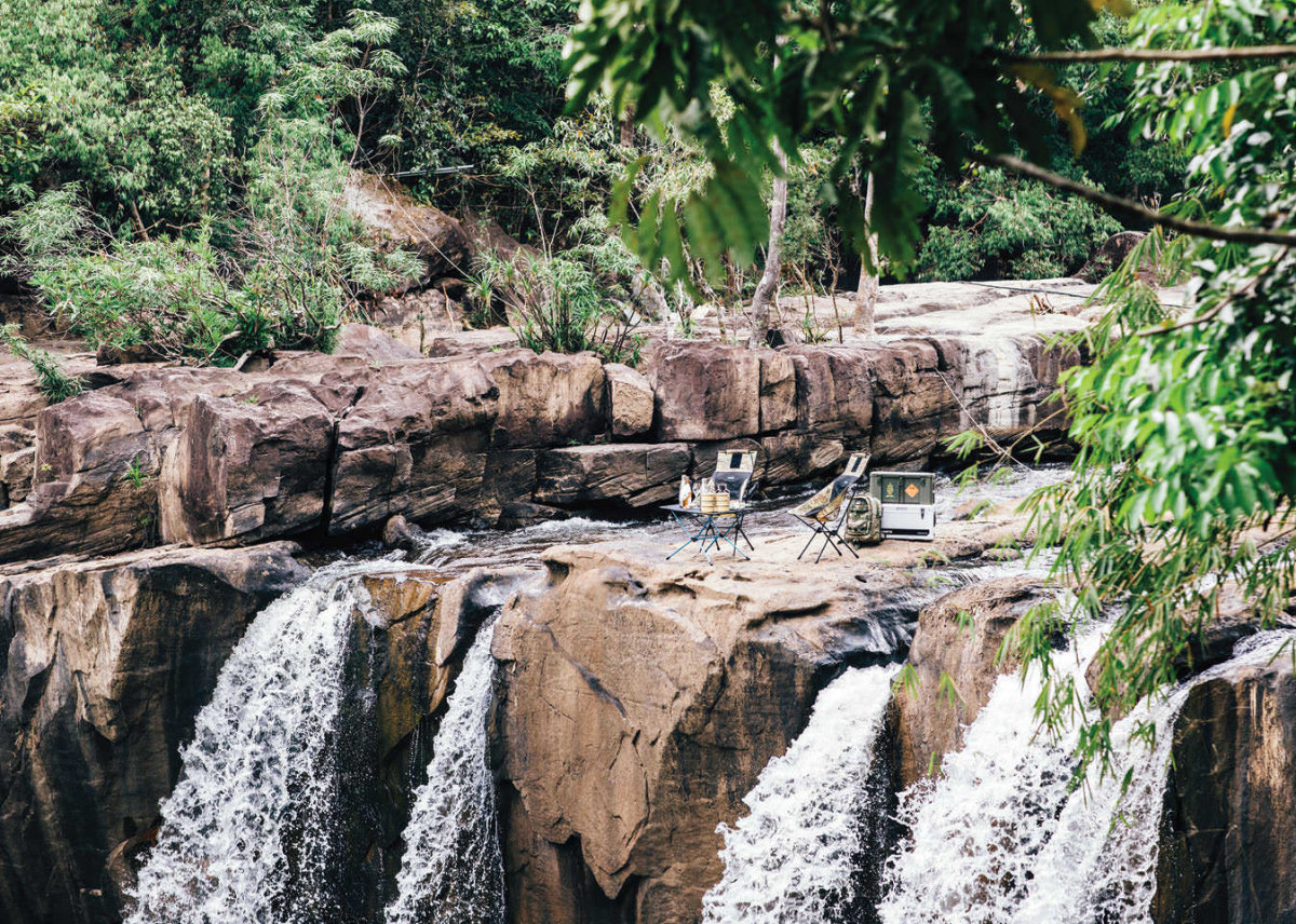 smwadventure-picnic-waterfall2-w1400h1000.jpg