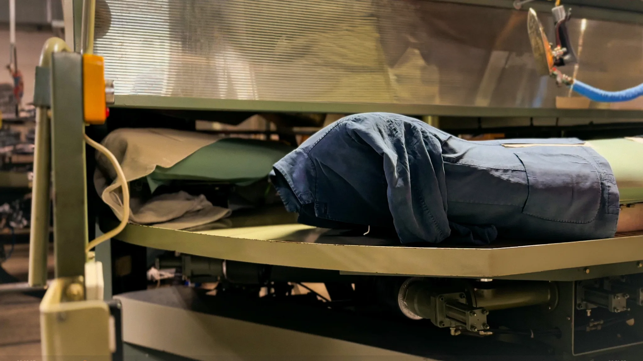 Stiro capospalla con pressa