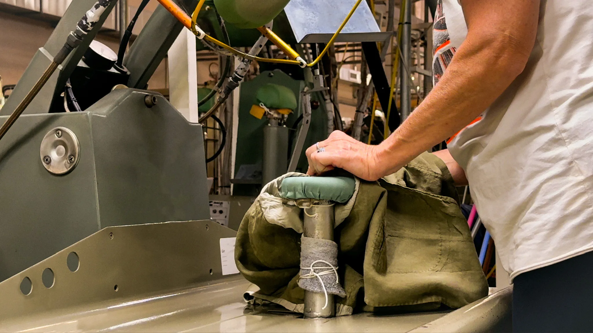 Stirando un indumento con macchinari professionali