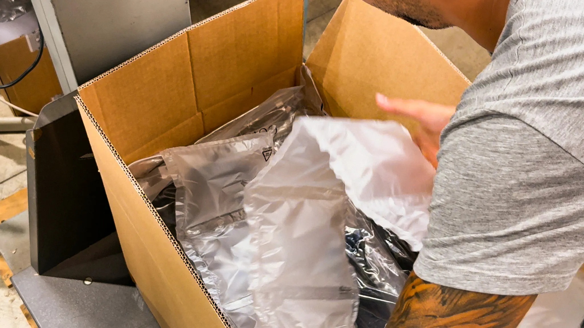 Inserimento materiale protettivo per imballaggi