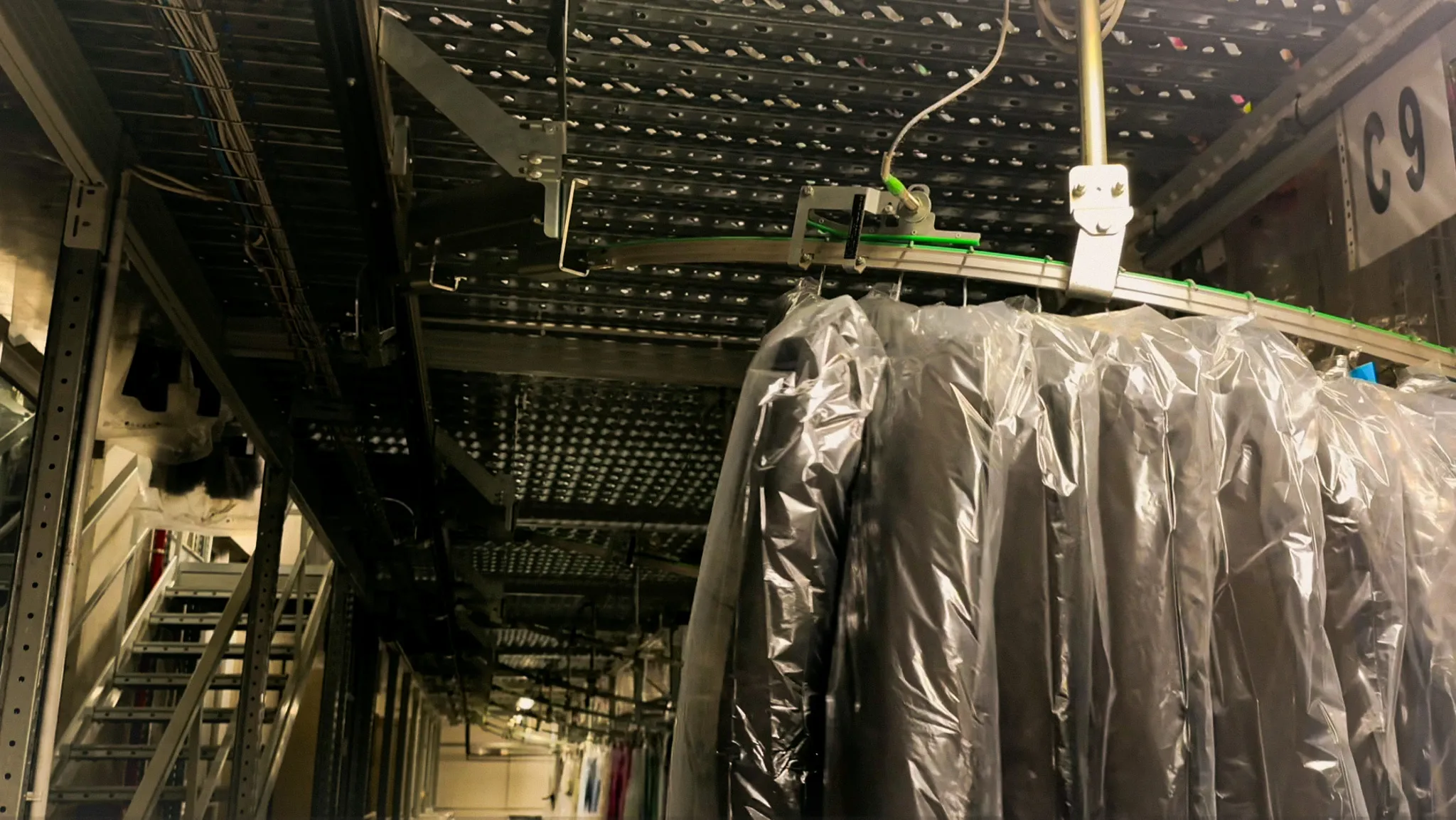 capi appesi_11zon.webp Magazzino per capi appesi