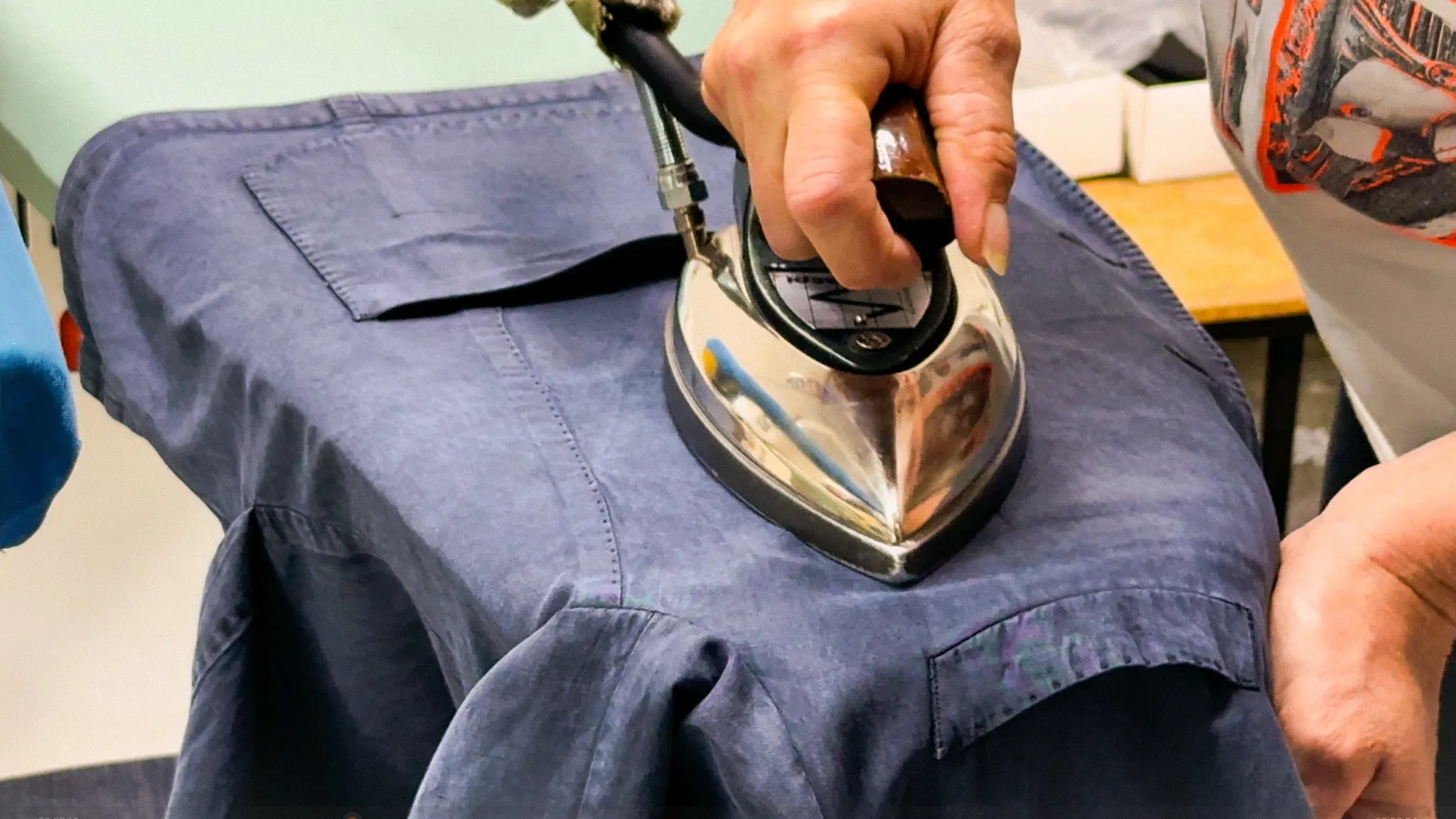 Stirare una camicia.