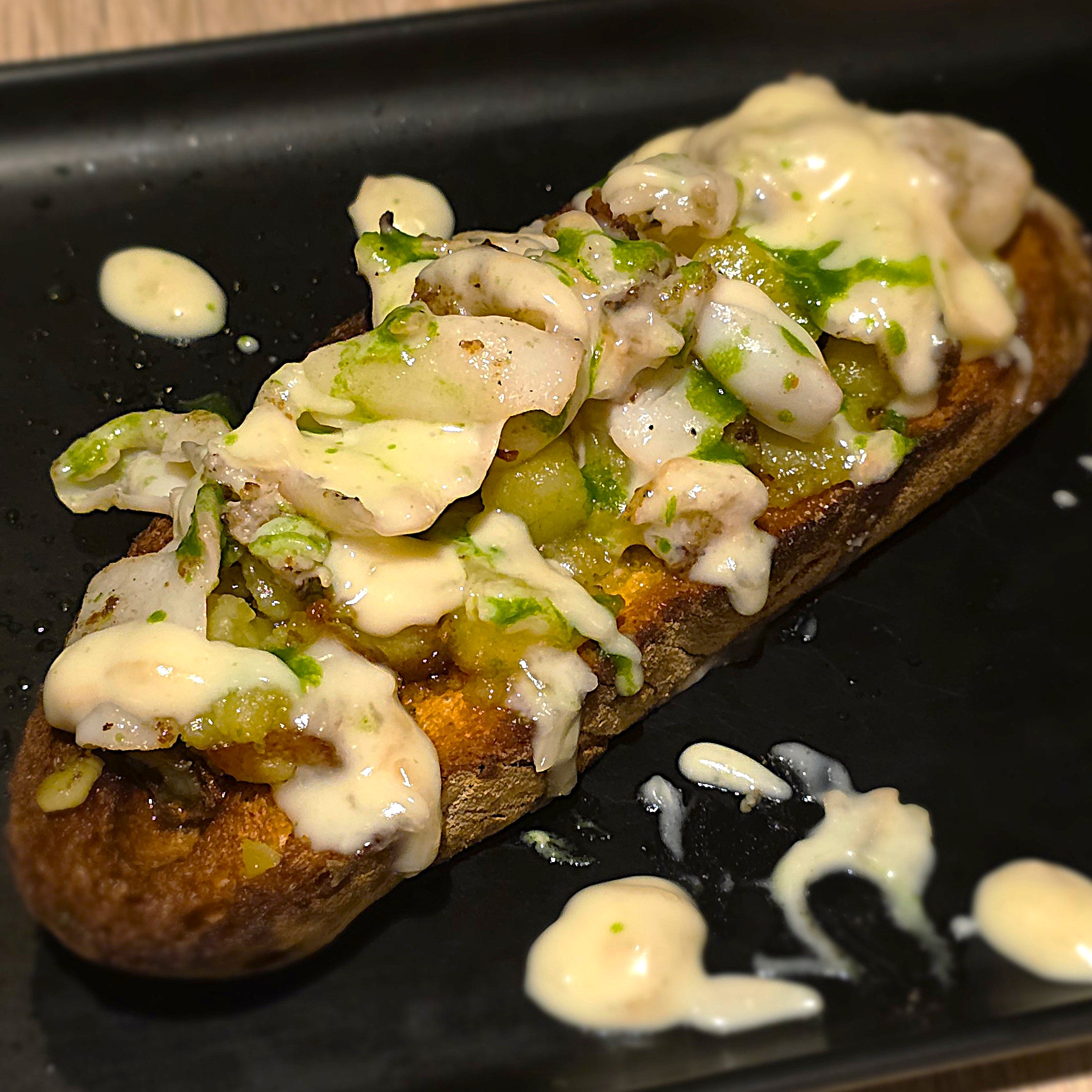 Crostone con seppie cotte a bassa temperatura e robiola di capra