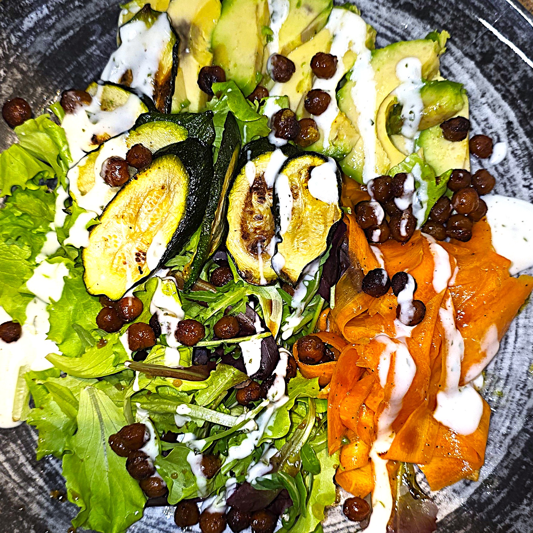 Insalatona vegetariana con ceci croccanti, avocado e verdure