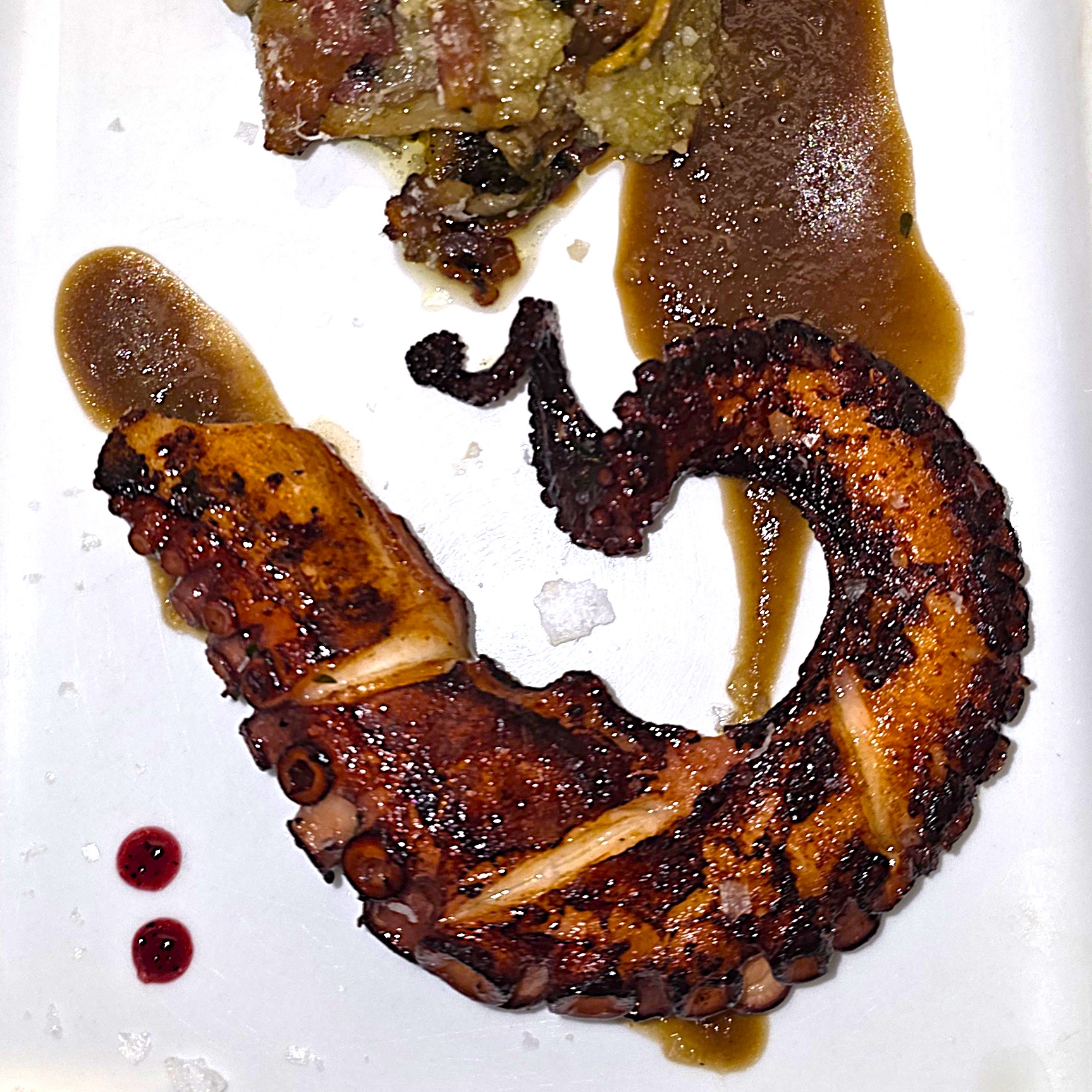 Polpo in tre cotture con salsa ai frutti di bosco e tortino di patate