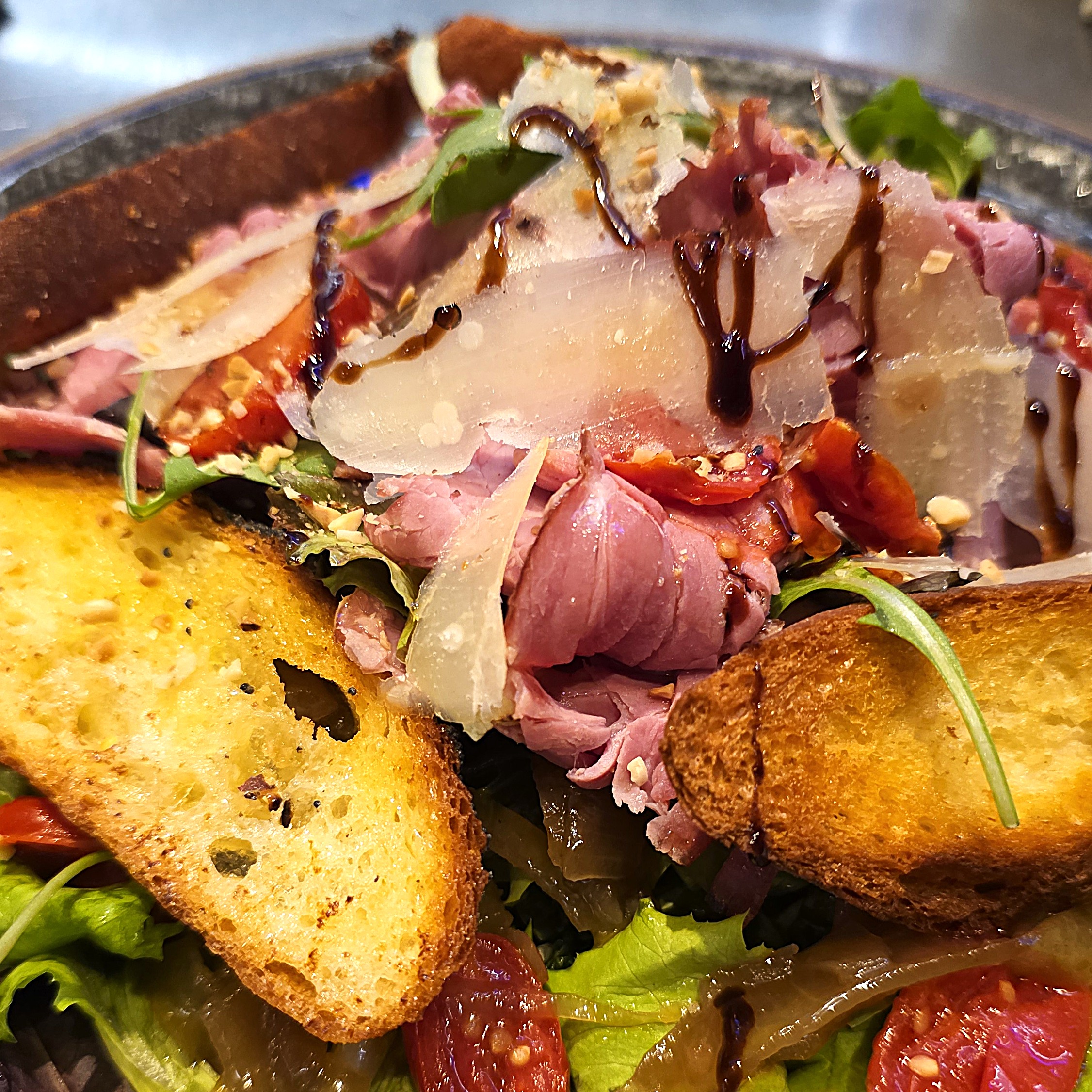 Insalatona speciale con manzo affumicato tiepido