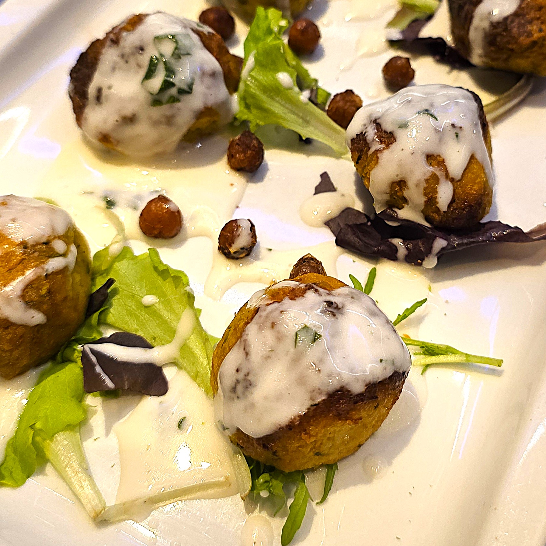 Polpette vegetariane con salsa yogurt, erbe e menta