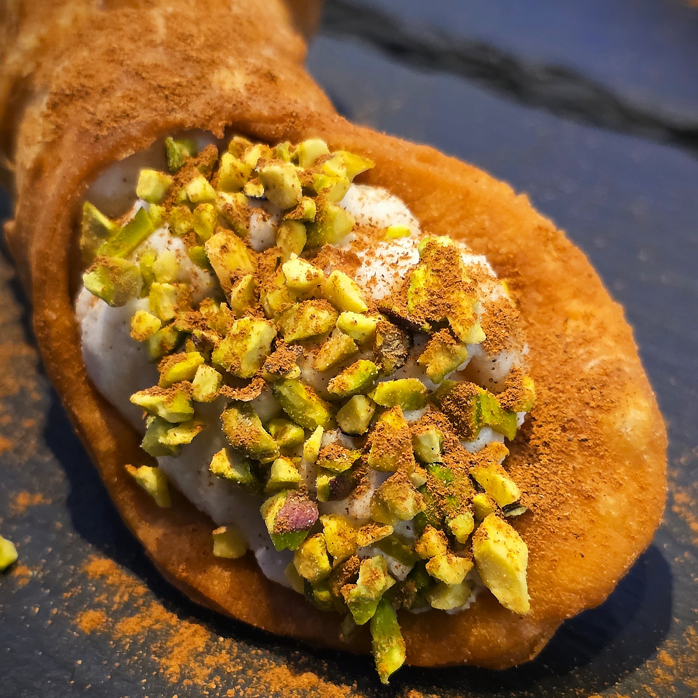 Cannolo siciliano fatto in casa e riempito al momento