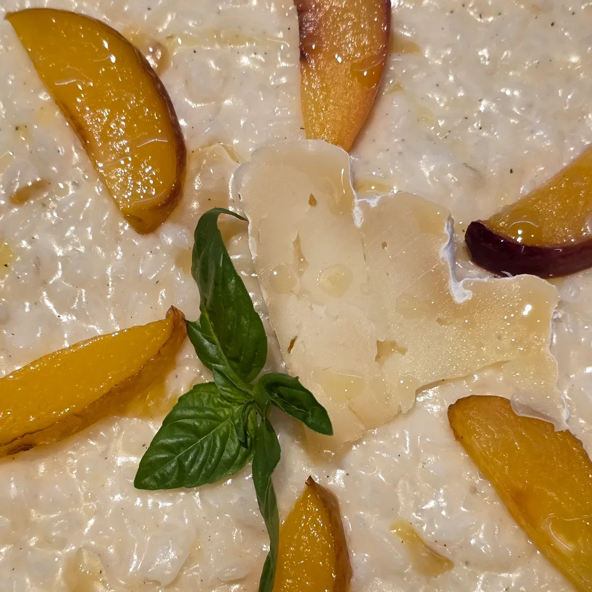 Risotto Carnaroli con Montébore e pesche caramellate