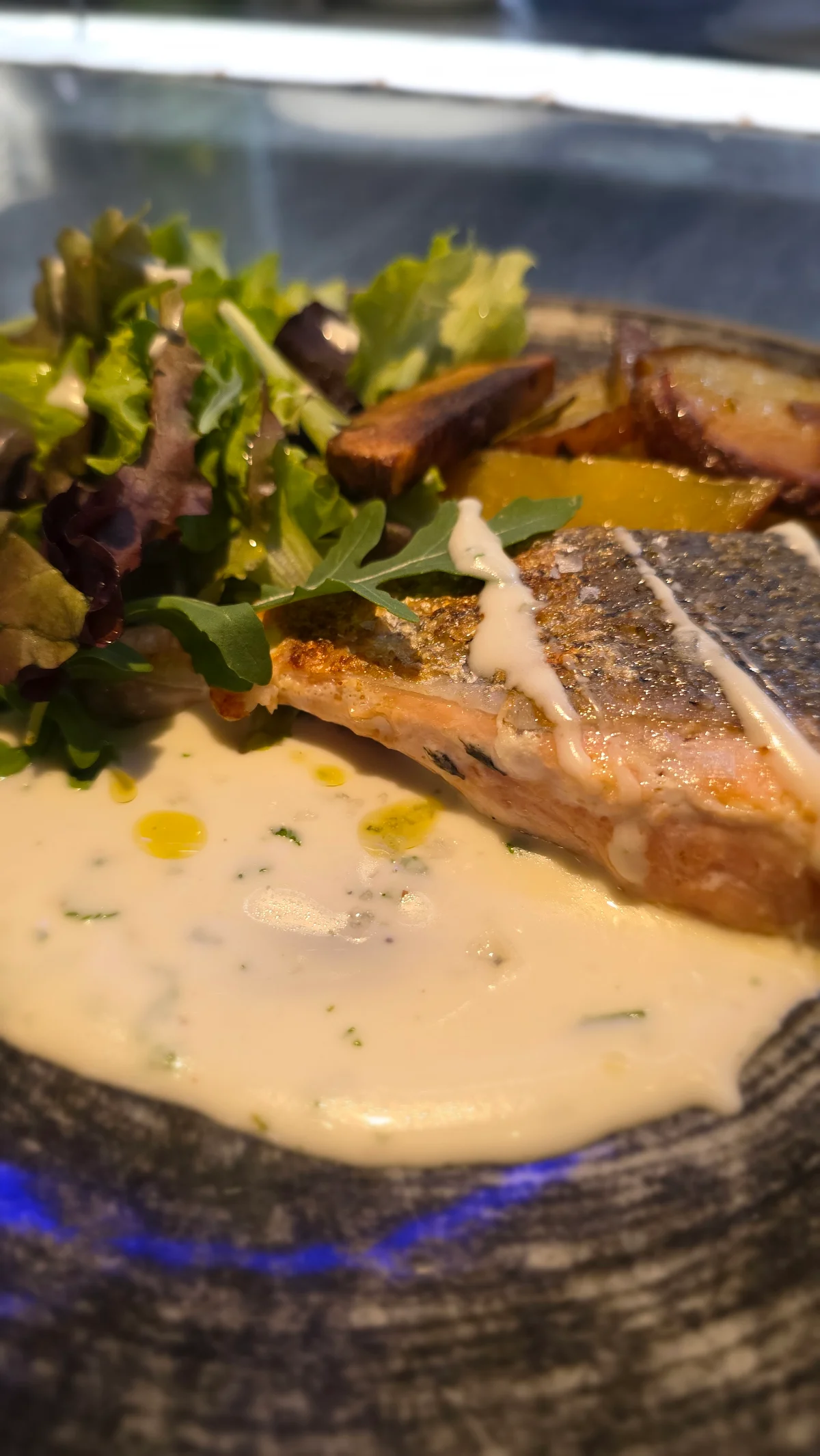 Salmone cotto a bassa temperatura con insalata agrodolce, patate e salsa yogurt, erbe e menta