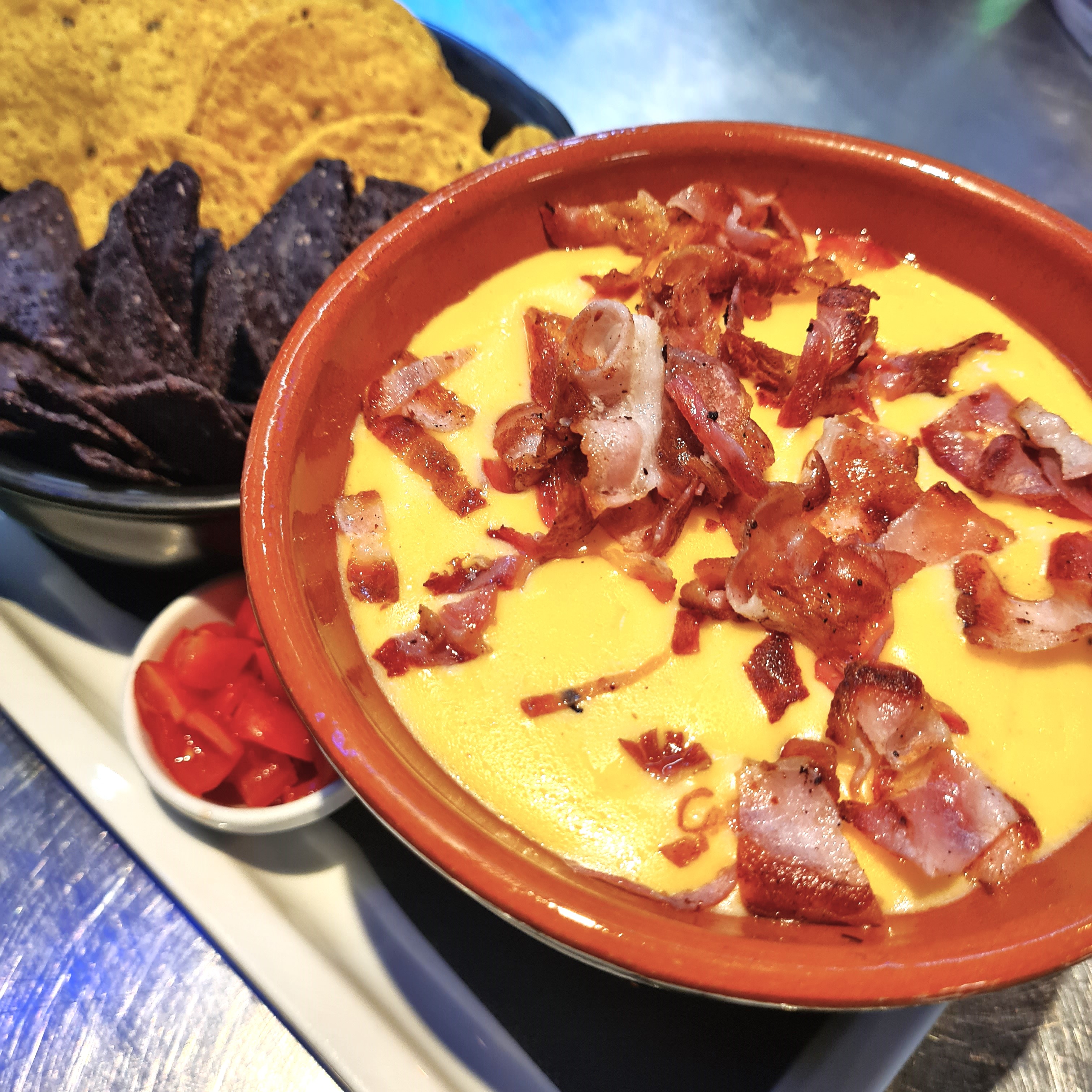Nachos con salsa al Cheddar fatta in casa