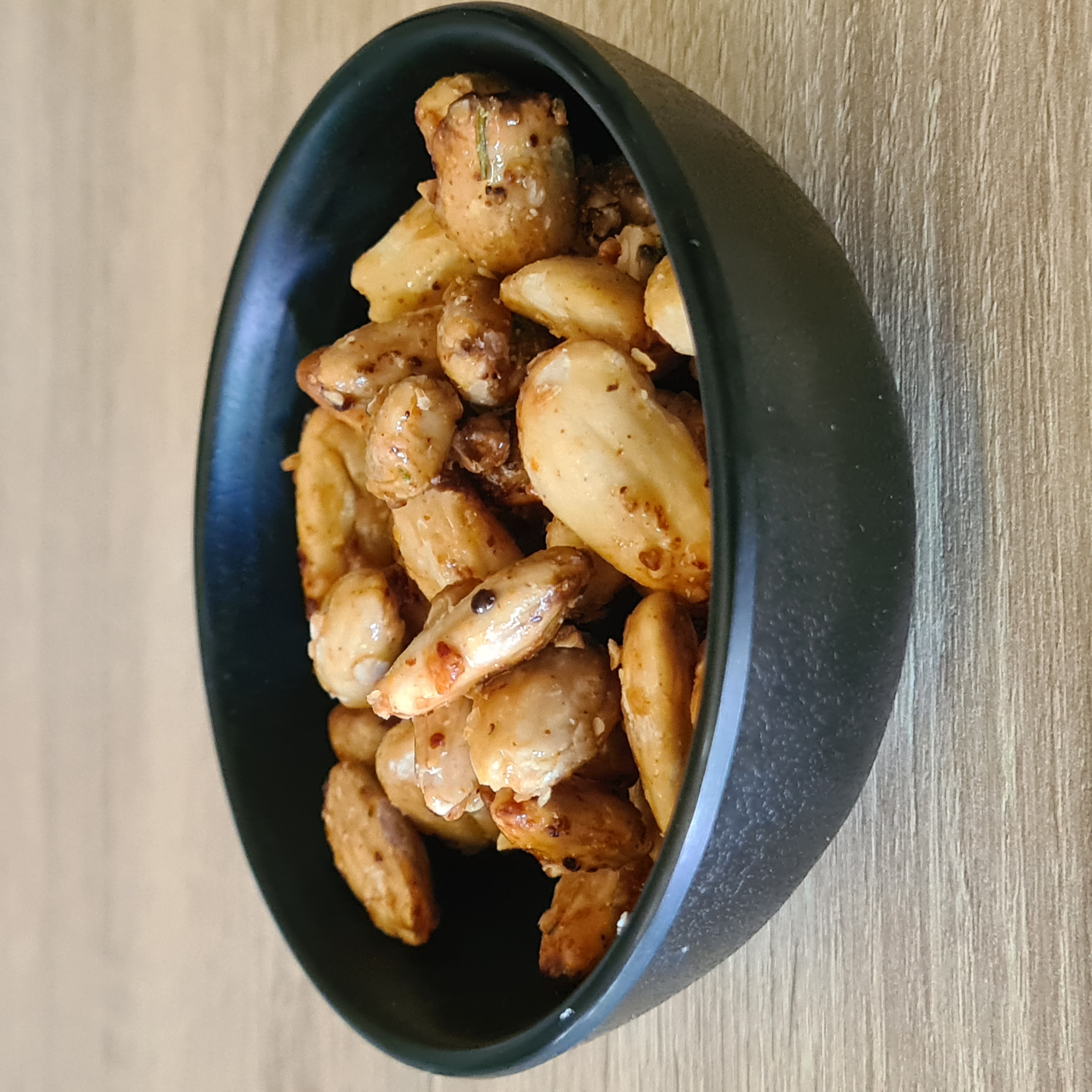 Mandorle tostate con Pecorino, miele e rosmarino