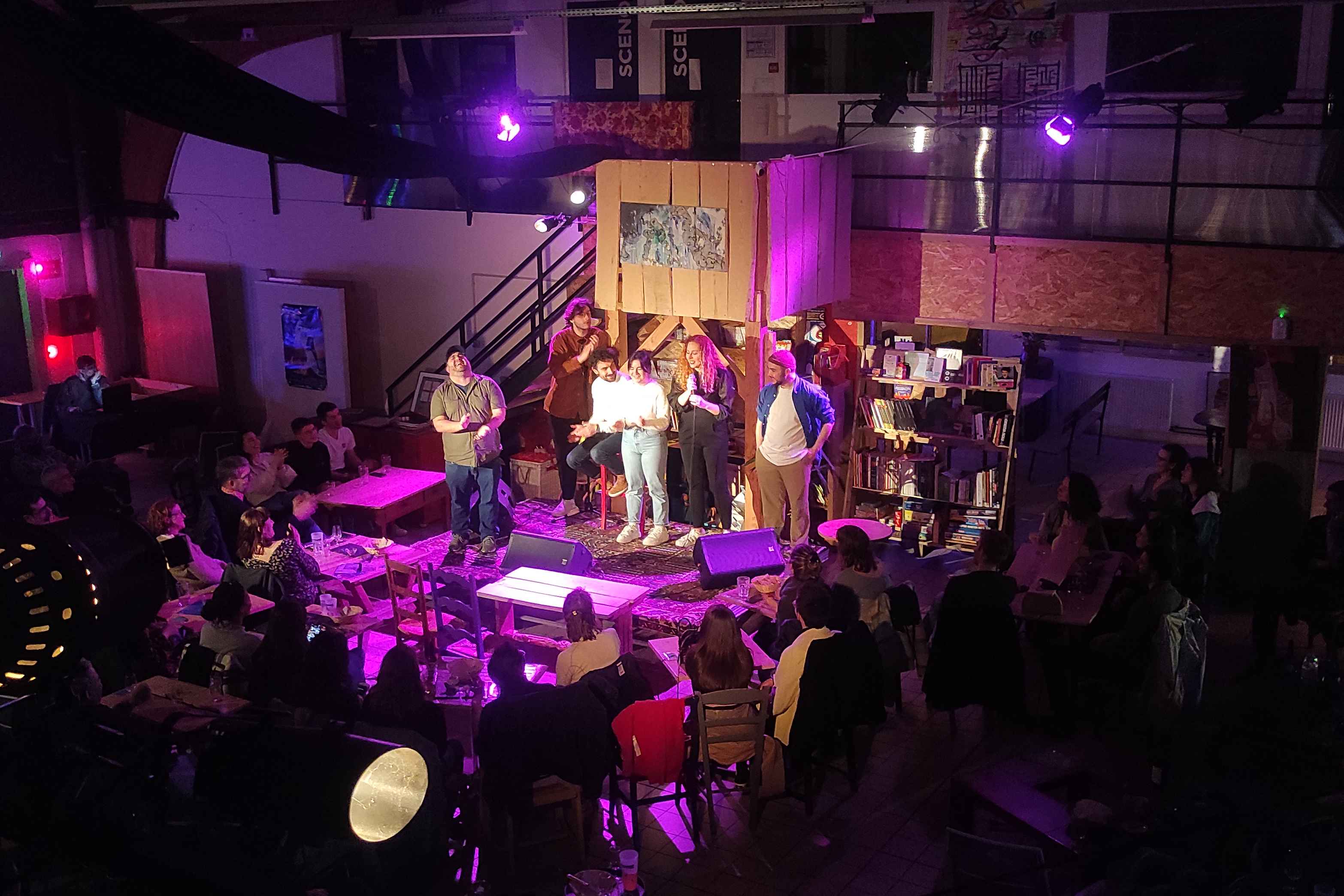 Quasi Comedy Club au 122