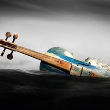 Arnoldo Mondadori e gli strumenti della liuteria del carcere di Opera: il viaggio dell'Orchestra del Mare