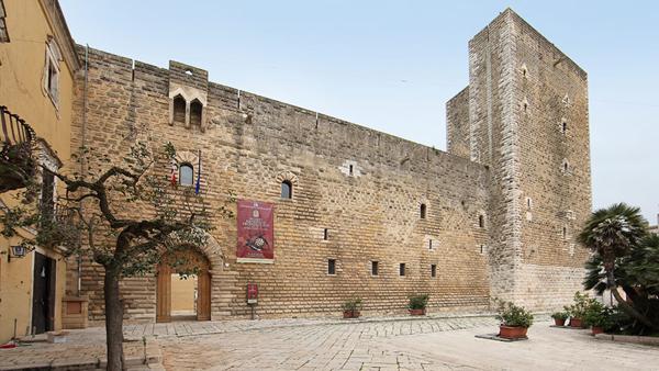 Visita guidata al Castello Normanno-Svevo di Gioia del Colle, al borgo antico e alle porte dell'imperatore