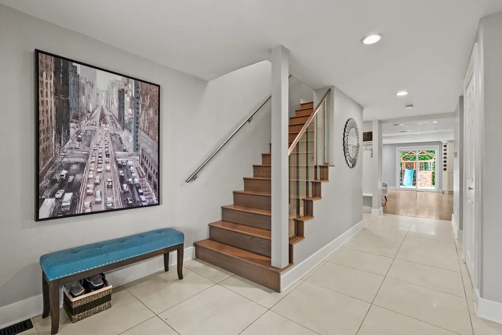 2450-blackstone-cres-04