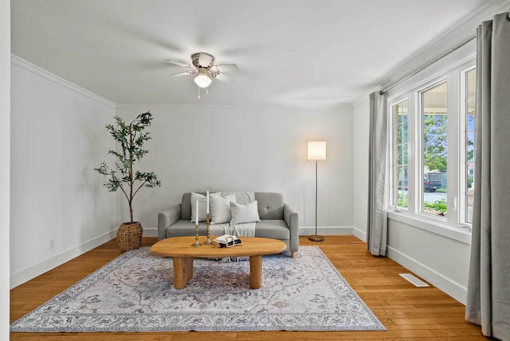 2450-blackstone-cres-05