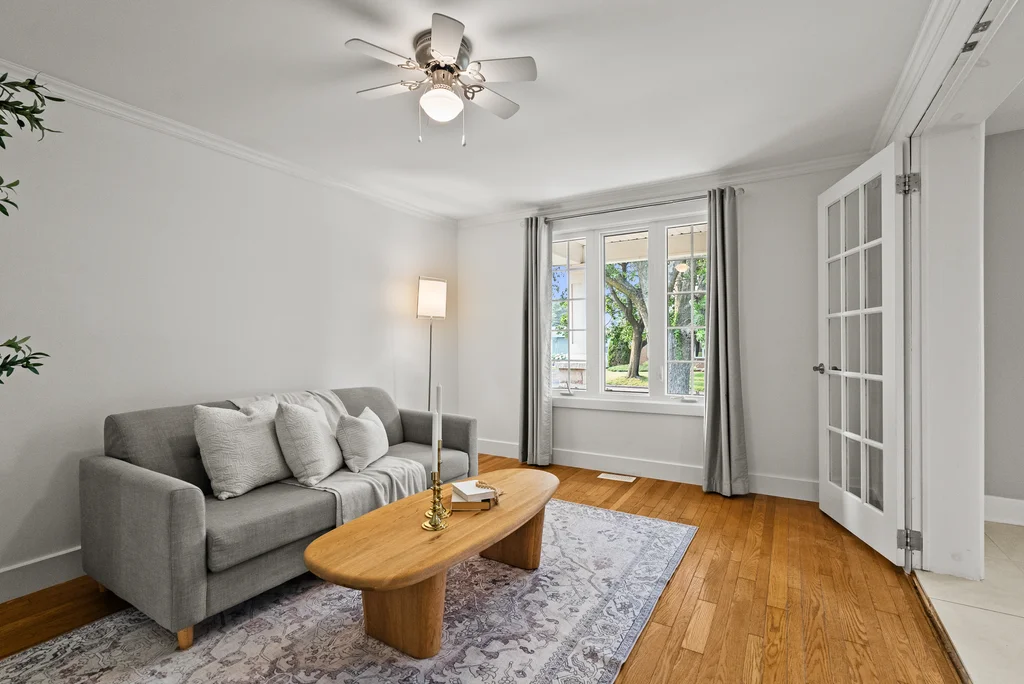 2450-blackstone-cres-06