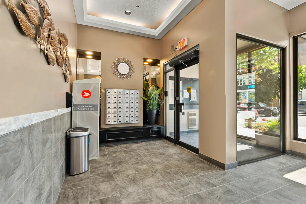 702-99-holland-ave-03