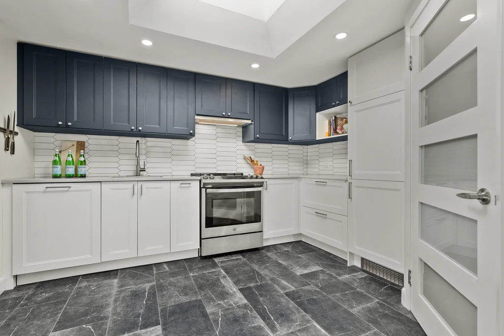 702-99-holland-ave-09