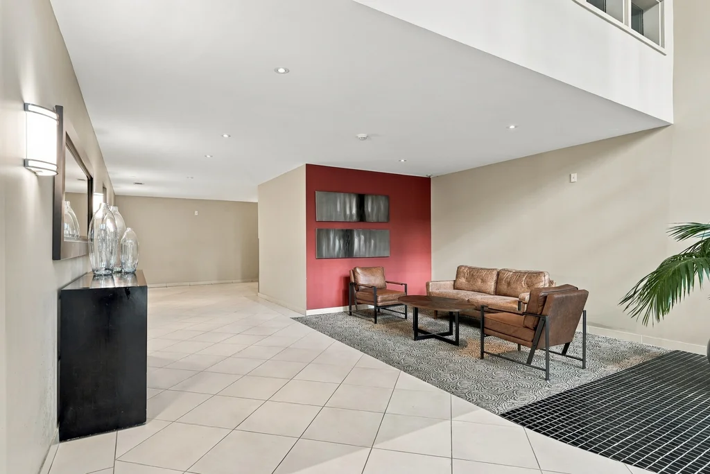 1012-138-somerset-street-west-04