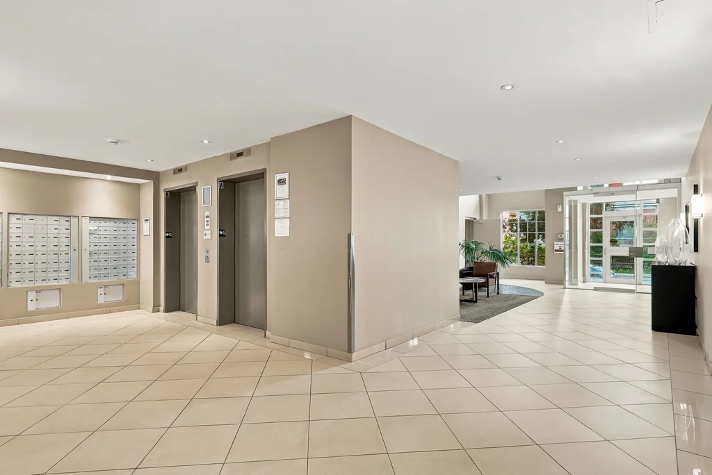 1012-138-somerset-street-west-05