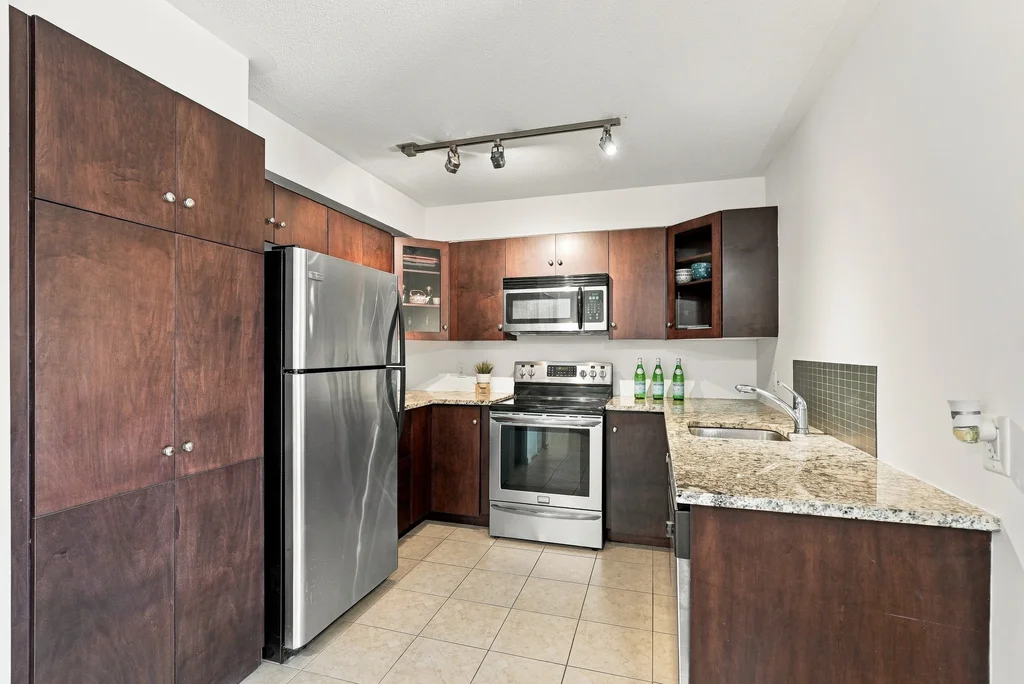 1012-138-somerset-street-west-10