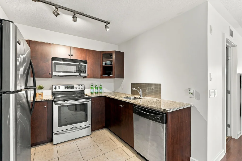 1012-138-somerset-street-west-11