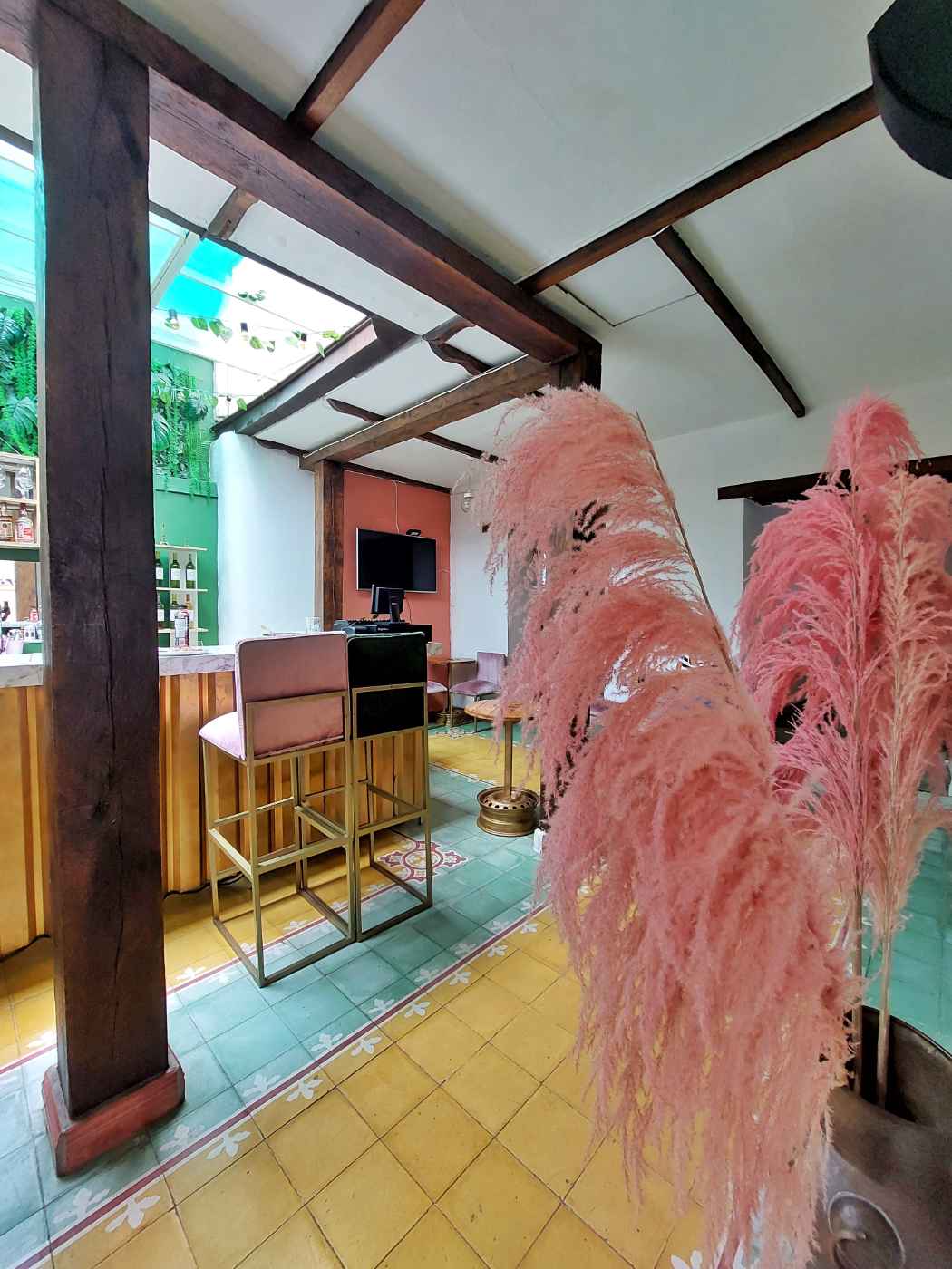 Hermoso restaurante con estilo y naturaleza en Cali — Foto 3