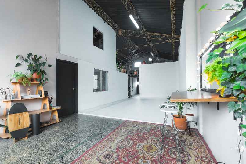 Estudio fotográfico Medellín, variedad de espacios para tus producciones