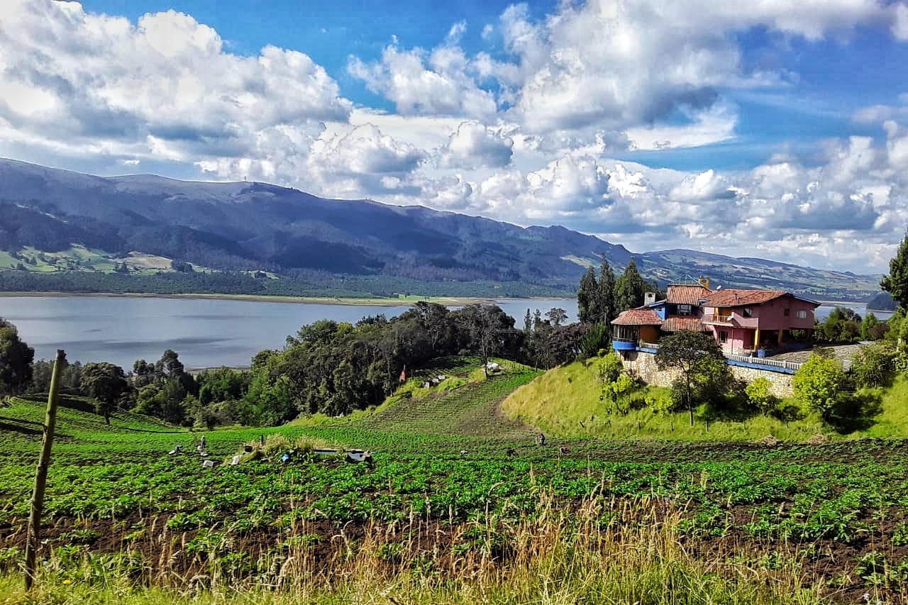 La Morada Del Sol / Hermosa casa con vista a la laguna del Neusa