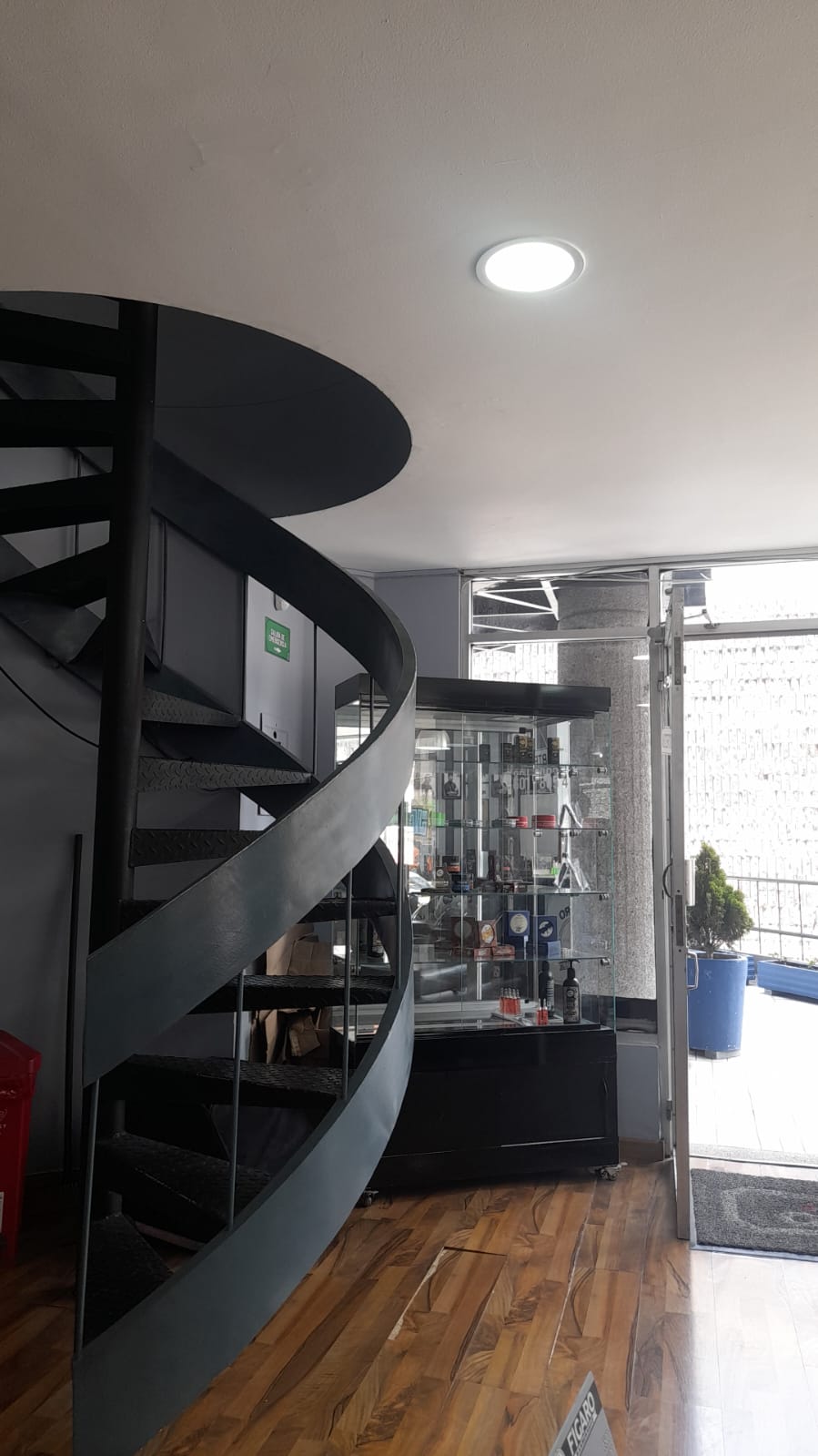 Espectacular local comercial de barbería en Bogotá — Foto 3