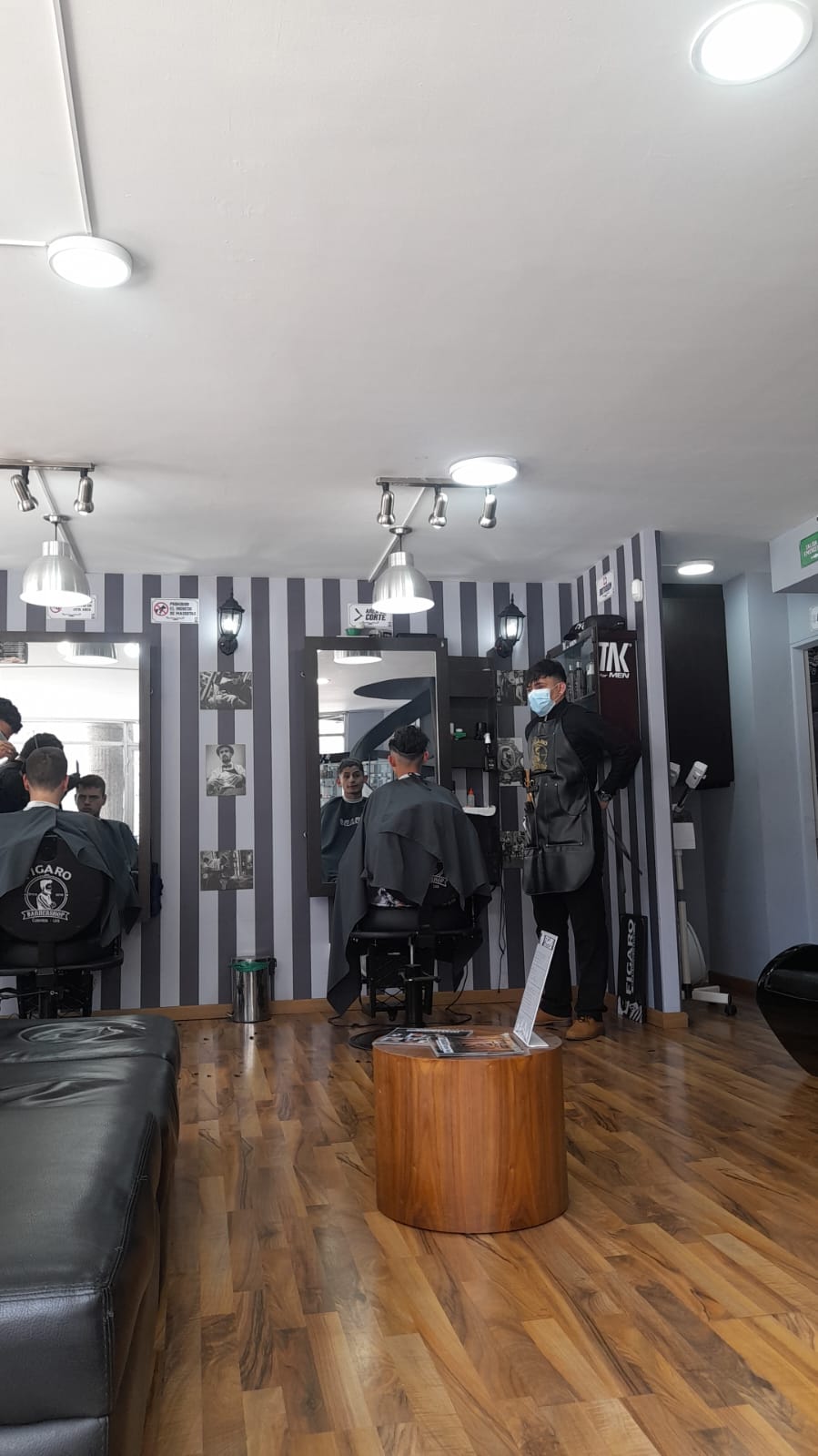 Espectacular local comercial de barbería en Bogotá — Foto 4