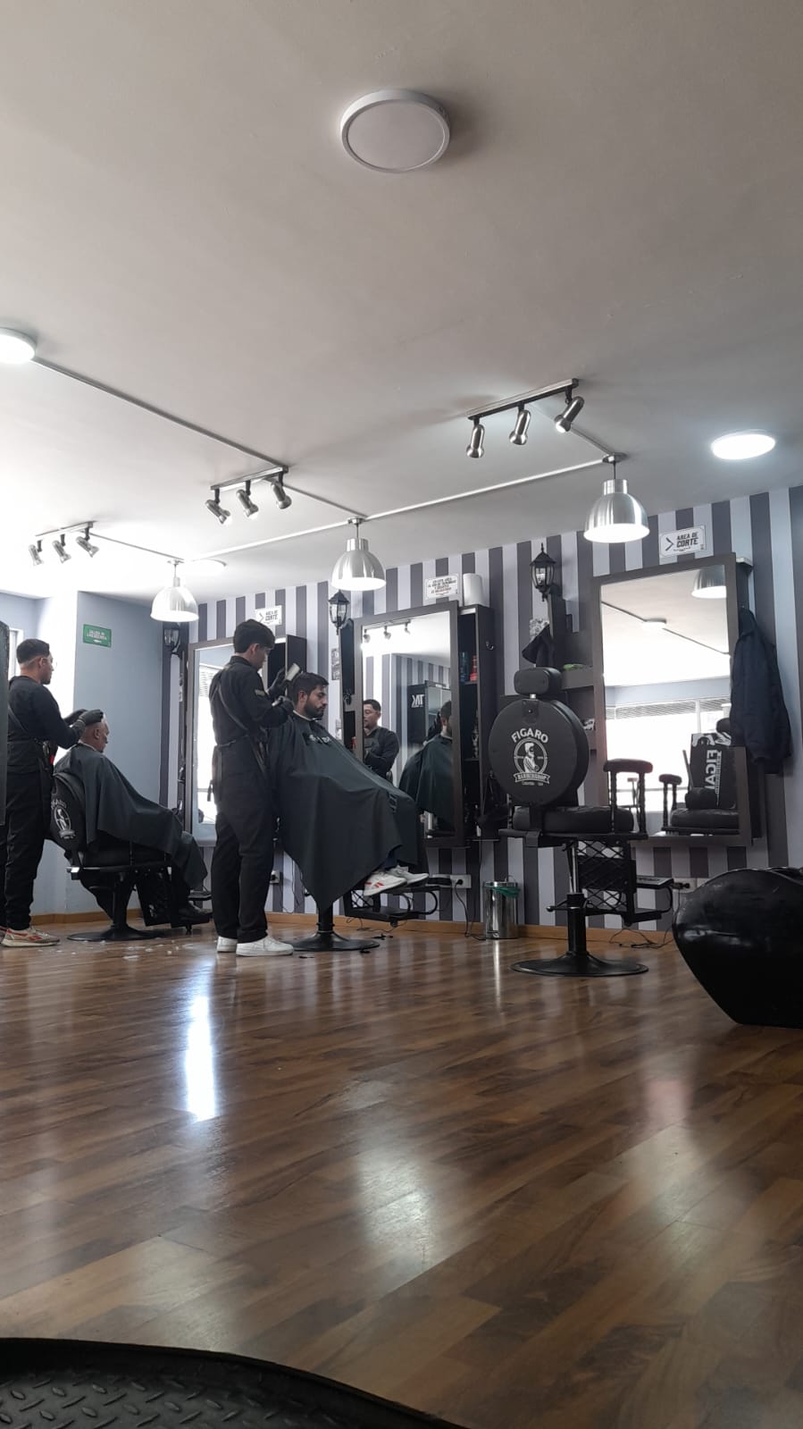 Espectacular local comercial de barbería en Bogotá — Foto 5