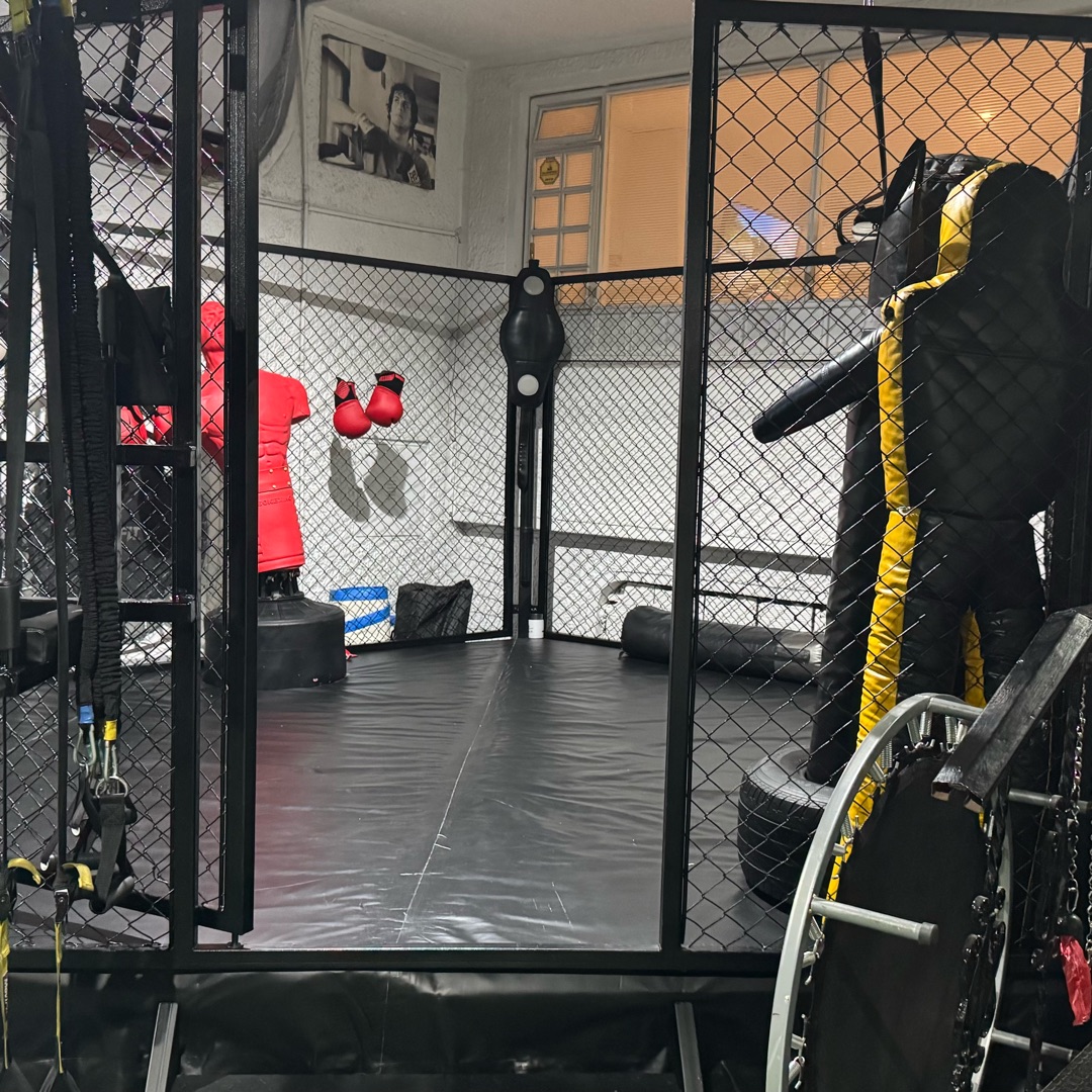 Gimnasio con ring de boxeo 