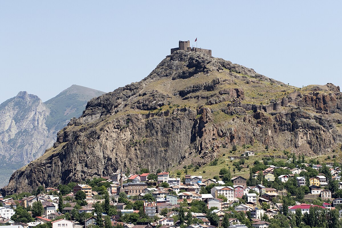 Şebinkarahisar Kalesi – Tarih ve Panoramik Şehir Manzarası
