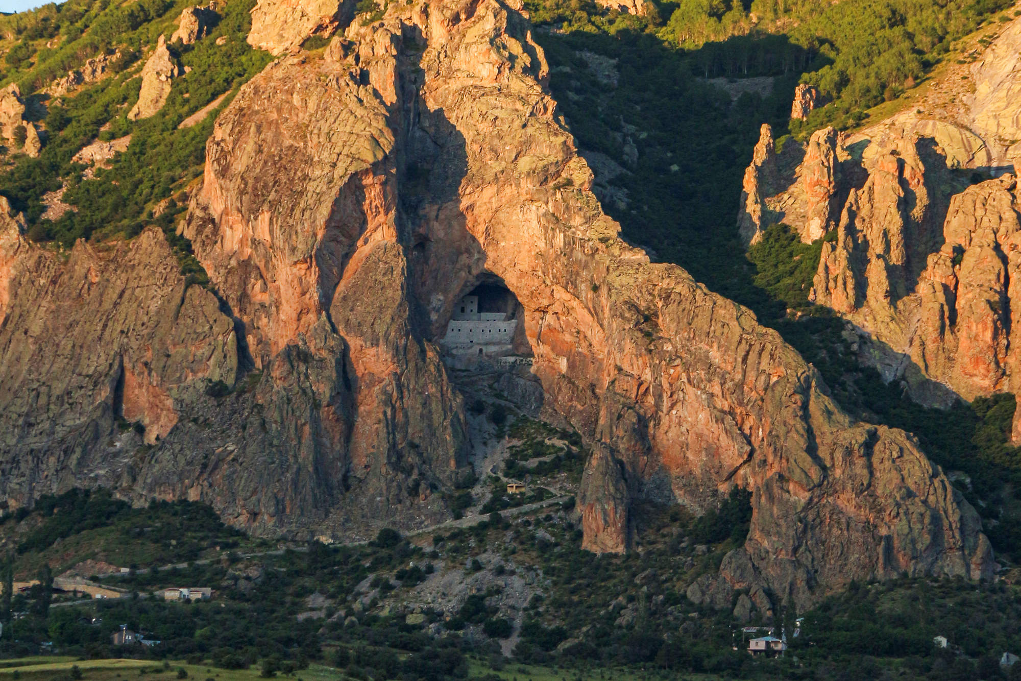 Meryem Ana Manastırı – Kayalara Oyulmuş Tarihi İnanç Merkezi