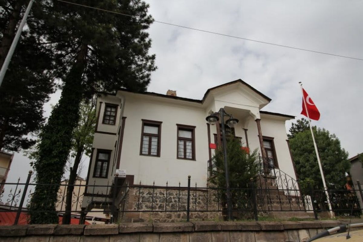 Atatürk Evi ve Müzesi – Cumhuriyet Tarihine Açılan Kapı