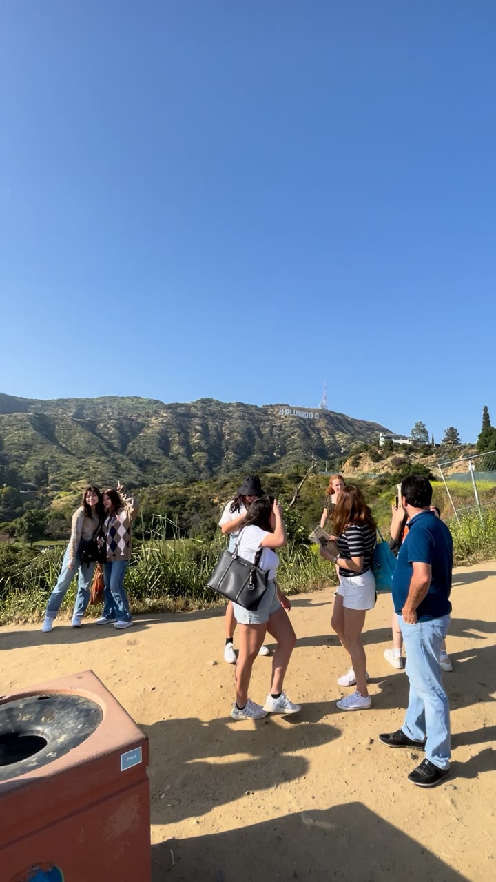 Visitors Photographing the Hollywood Sign — Los Angeles, United States