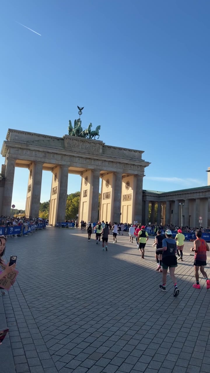 Marathon Runners at the Brandenburg Gate — Berlin, Germany