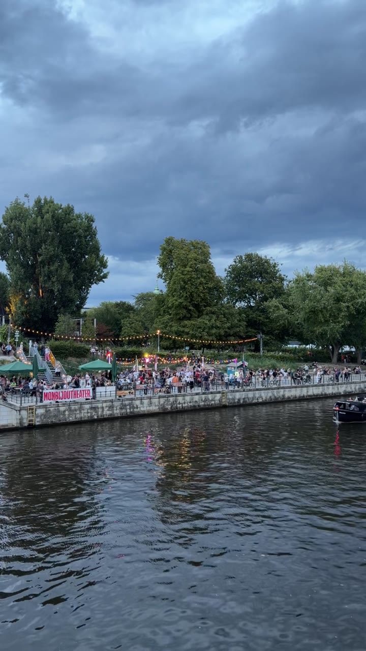 Crowd at Monbijoutheater, Monbijoupark — Berlin, Germany