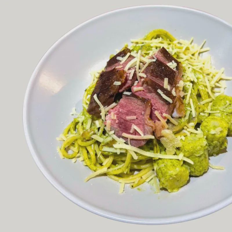 松子羅勒青醬義大利麵嫩煎牛肉