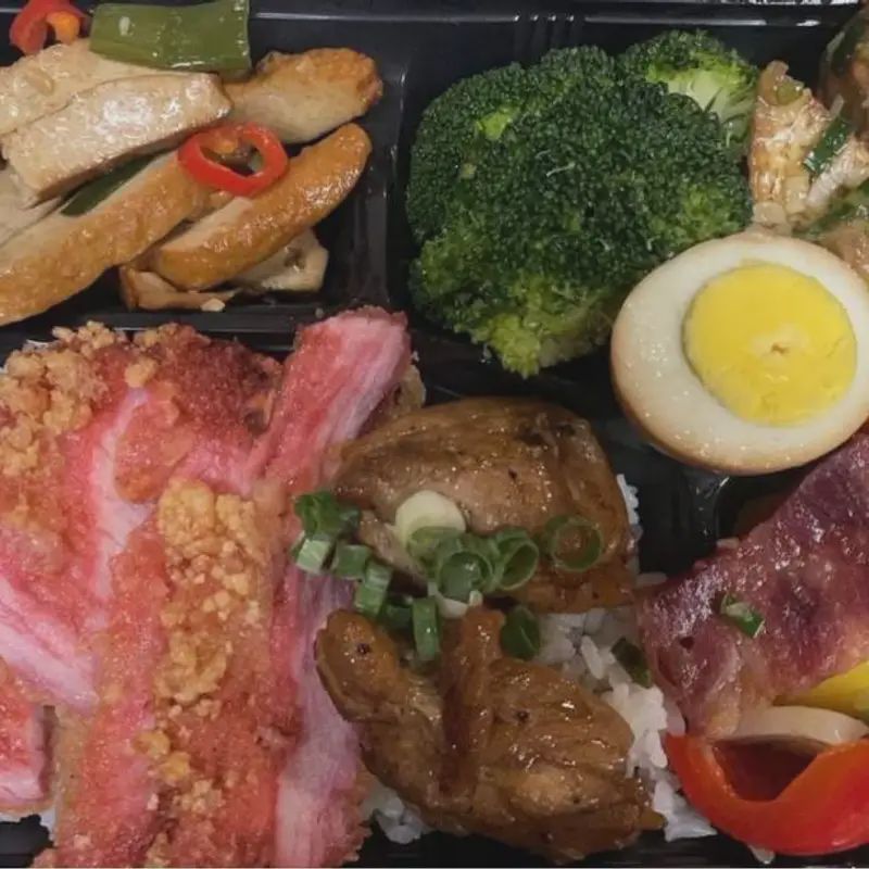 紅燒肉片拼黑胡椒雞丁