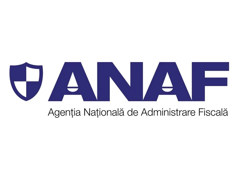 Manager de restaurant verifică un bon fiscal înainte de service