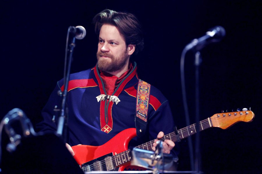 VIKTOR WILHELMSEN - Gitarain juoigat/Å joike med gitar