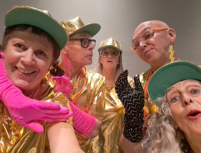 FREDAGSDISCO - med Grrrls over 60 og Modne gubber - Multiplié dansefestival 