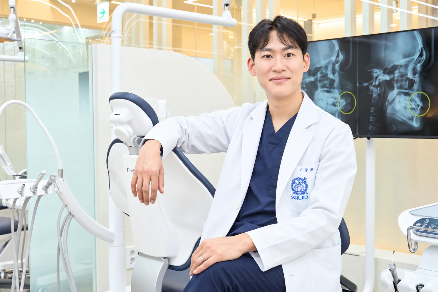 현대적인 치과의사의 미소와 엑스레이 화면