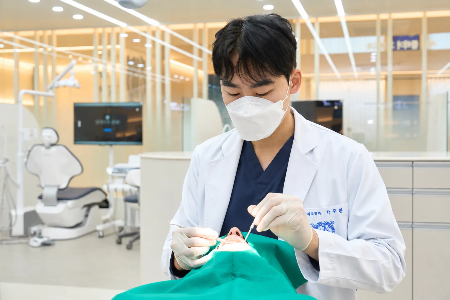 치과 교정의의 자연스러운 진료 장면